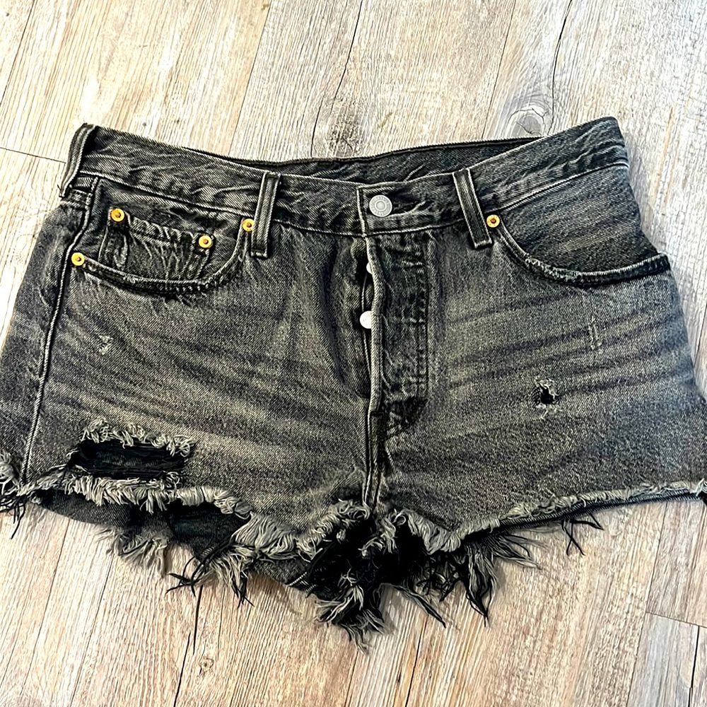 Levi grey distressed shorts